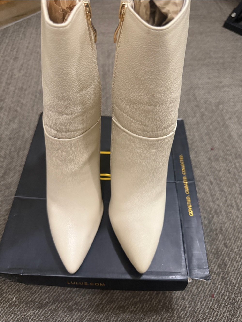 Lulu's Dawson BonePebble PU
Pointed Toe Block Heel Ankle Boots